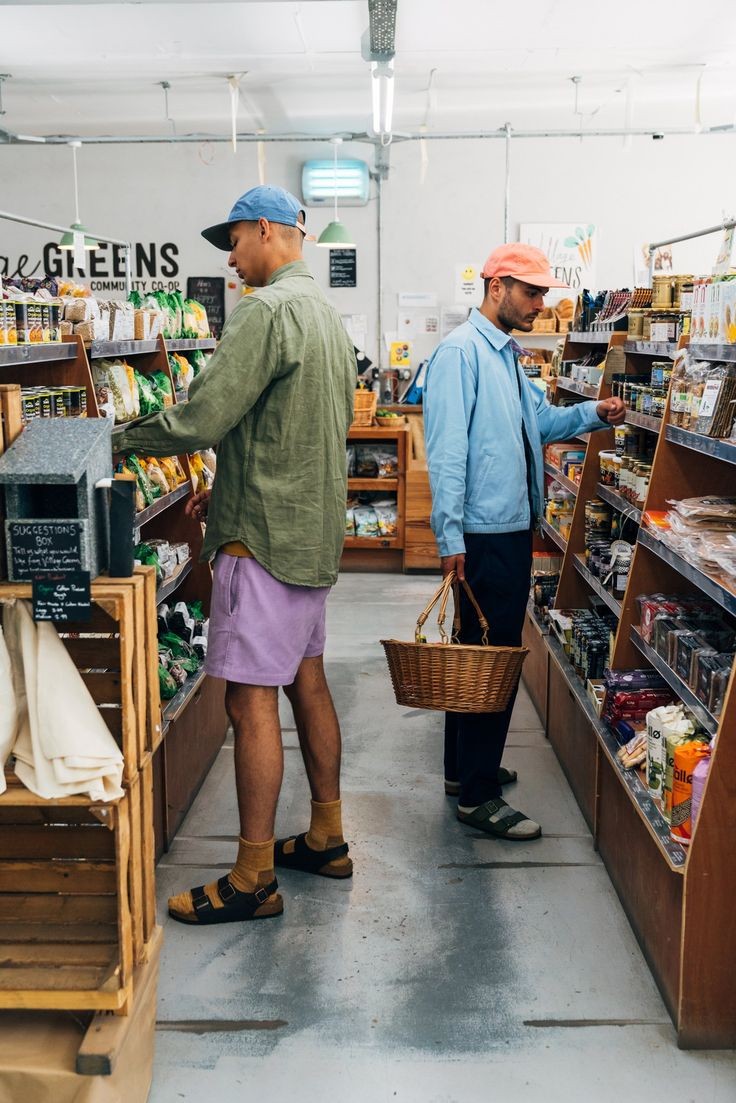Zwei Männer beim Einkaufen in einem Bio-Laden
